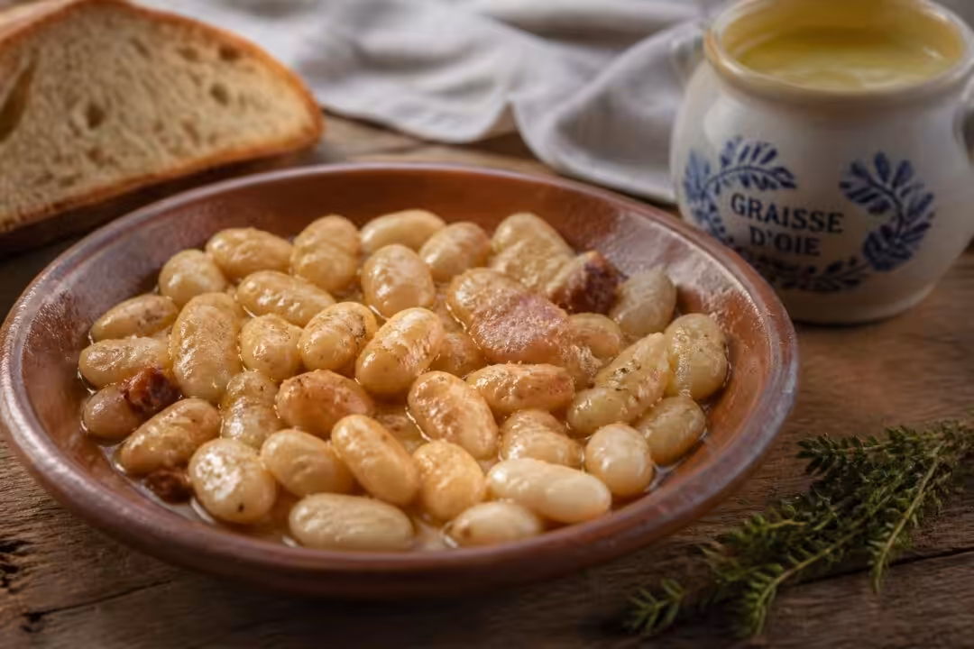 découvrez la recette authentique des haricots tarbais cuisinés à la graisse d'oie, un plat traditionnel gourmand et savoureux du sud-ouest de la france.