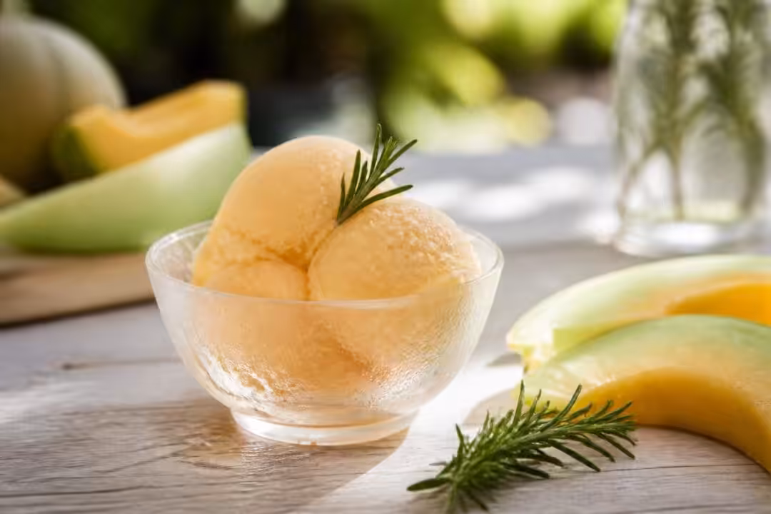 découvrez notre recette rafraîchissante de sorbet melon et romarin, un dessert léger et savoureux parfait pour l'été.